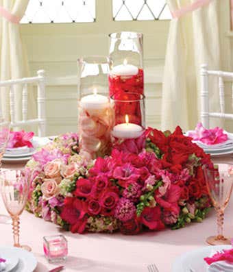 Flower centerpiece with roses, snapdragons and hydrangea